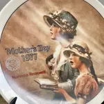 01 PRATO DE COLECIONADOR NORMAN ROCKWELL "FAITH", EDIÇÃO LIMITADA, DIA DAS MÃES DE 1977 1ª EDIÇÃO,COM 21,5 CM DE DIAMETRO ESTE FICOU GUARDADO EM UMA CAIXA NO ARMÁRIO POR TODOS ESSES ANOS. O PRATO OFICIAL DE EDIÇÃO LIMITADA DO DIA DAS MÃES, APROVADO E CERTIFICADO PELA ROCKWELL SOCIETY OF AMERICA COMO UM VERDADEIRO CLÁSSICO DA ROCKWELL. FEITO À MÃO POR KNOWLES EM PORCELANA FINA AMERICANA, INTITULADO "FAITH" E NUMERADO 44384 O PRATO ESTÁ EM EXCELENTES CONDIÇÕES, IMPECÁVEL, NUNCA USADO.ITEM COMPRADO E GARAGENS DE ANTIGUIDADES NOS EUA.SUPORTE PARA PRATO NÃO INCLUÍDO NESTA VENDA. (NO ESTADO) ATENÇÃO! FAZER A VISITAÇÃO ANTES DE ARREMATAR, NÃO SABEMOS SE FUNCIONA, LEILÃO NÃO TEM GARANTIA E NEM DEVOLUÇÃO, SUJEITO A POSSÍVEIS AVARIAS VISÍVEIS/OCULTAS E/OU AUSÊNCIA DE COMPONENTES.