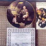 01 BELO PRATO DE COLECIONADOR DE NORMAN ROCKWELL APRESENTA O ICÔNICO DESIGN "LIGHT CAMPAIGN", EM PORCELANA MULTICOLORIDA. COM 21,5 CM DE DIÂMETRO,  É UM COMPLEMENTO PERFEITO PARA QUALQUER COLEÇÃO. O PRATO FOI PRODUZIDO NOS ESTADOS UNIDOS NO FINAL DO SÉCULO XX, ESPECIFICAMENTE EM 1981,O PRATO É UMA ÓTIMA REPRESENTAÇÃO DA CULTURA E HISTÓRIA AMERICANA E SERIA UM PRESENTE PERFEITO PARA QUALQUER COLECIONADOR OU APRECIADOR DA OBRA DE NORMAN ROCKWELL. COM CERTIFICADO DE AUTENTICIDADE. ITEM COMPRADO E GARAGENS DE ANTIGUIDADES NOS EUA.SUPORTE PARA PRATO NÃO INCLUÍDO NESTA VENDA. (NO ESTADO) ATENÇÃO! FAZER A VISITAÇÃO ANTES DE ARREMATAR, NÃO SABEMOS SE FUNCIONA, LEILÃO NÃO TEM GARANTIA E NEM DEVOLUÇÃO, SUJEITO A POSSÍVEIS AVARIAS VISÍVEIS/OCULTAS E/OU AUSÊNCIA DE COMPONENTES.