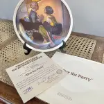 01 PRATO COLECIONÁVEL VINTAGE - KNOWLES 1981 "DIA DAS MÃES" NORMAN ROCKWELL EDIÇÃO LIMITADA NEWELL W. VIRGINIAPRATO VINTAGE DE COLECIONADOR, DESENHO PEÇA PRODUZIDO NOS ESTADOS UNIDOS DE CERÂMICA DE ALTA QUALIDADE COM 21 CM DE DIÂMETRO , ESTE PRATO É PERFEITO PARA COLECIONADORES DE ITENS COM TEMÁTICA CIRCENSE E PARA AQUELES QUE APRECIAM A ARTE DE PEÇAS VINTAGE. COM CAIXA E DOCUMENTO DE AUTENTICIDADE ORIGINAL. ITEM COMPRADO EM GARAGEM DE ANTIGUIDADES NOS EUA.SUPORTE PARA PRATO NÃO INCLUÍDO NESTA VENDA. (NO ESTADO) ATENÇÃO! FAZER A VISITAÇÃO ANTES DE ARREMATAR, NÃO SABEMOS SE FUNCIONA, LEILÃO NÃO TEM GARANTIA E NEM DEVOLUÇÃO, SUJEITO A POSSÍVEIS AVARIAS VISÍVEIS/OCULTAS E/OU AUSÊNCIA DE COMPONENTES.