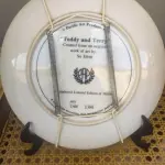 01 PRATO COLECIONÁVEIS ​​DE EDIÇÃO LIMITADA A 10 MIL TIRAGENS. ESTE E O PRATO DE NUMERO 4666 APRESENTA O TEDDY & TERRY DA PACIFIC ART, LINDAMENTE TRABALHADO EM PORCELANA COM UM DIÂMETRO DE 21,5 CM. O DESIGN COLORIDO REFLETE A CULTURA AMERICANA E A ERA DA CERÂMICA ARTÍSTICA DO FINAL DO SÉCULO XX. A MARCA KNOWLES É RECONHECIDA POR SEU ESTILO DECORATIVO E ESTE CONJUNTO NÃO É EXCEÇÃO. OS PRATOS SÃO PERFEITOS PARA TODAS AS OCASIÕES E SERIAM UM ÓTIMO COMPLEMENTO PARA QUALQUER COLEÇÃO DECORATIVA. A TÉCNICA DE PRODUÇÃO E O ESTILO SÃO EVIDENTES NOS DETALHES INTRINCADOS DO DESIGN. A LINHA DE PRODUTOS, EARLY AMERICAN, CONTRIBUI PARA A SINGULARIDADE DO CONJUNTO.ITEM COMPRADO E GARAGENS DE ANTIGUIDADES NOS EUA. SUPORTE PARA PRATO NÃO INCLUÍDO NESTA VENDA. (NO ESTADO) ATENÇÃO! FAZER A VISITAÇÃO ANTES DE ARREMATAR, NÃO SABEMOS SE FUNCIONA, LEILÃO NÃO TEM GARANTIA E NEM DEVOLUÇÃO, SUJEITO A POSSÍVEIS AVARIAS VISÍVEIS/OCULTAS E/OU AUSÊNCIA DE COMPONENTES.