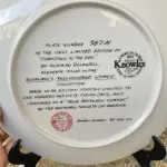 01 RARO PRATO DE NORMAN ROCKWELL "CONFIANDO NA TOCA" PEÇA DE COLECIONADOR VINTAGE NORMAN ROCKWELL " EM INGLÊS "CONFIDING IN THE DEN" COM DETALHES EM OURO 24K. PRATO NUMERADO DE PORCELANA FINA EDWIN M. KNOWLES. EDIÇÃO LIMITADA DE NORMAN ROCKWELL, DÉCIMA PRIMEIRA EDIÇÃO DA COLEÇÃO MULHERES REDESCOBERTAS DE ROCKWELL, FEITA EM UMA EDIÇÃO ESTRITAMENTE LIMITADA A CEM DIAS DE QUEIMA E CERTIFICADA COMO UM "VERDADEIRO CLÁSSICO ROCKWELL" PELA ROCKWELL SOCIETY OF AMERICA. COM CERTIFICADO DE AUTENTICIDADE E CAIXA ORIGINAL. O PRATO MEDE 21,5 CM DE DIÂMETRO. SUPORTE PARA PRATO NÃO INCLUÍDO NESTA VENDA. (NO ESTADO) ATENÇÃO! FAZER A VISITAÇÃO ANTES DE ARREMATAR, NÃO SABEMOS SE FUNCIONA, LEILÃO NÃO TEM GARANTIA E NEM DEVOLUÇÃO, SUJEITO A POSSÍVEIS AVARIAS VISÍVEIS/OCULTAS E/OU AUSÊNCIA DE COMPONENTES.