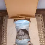 01 RARO PRATO PORCELANA FRANCISCANA DA HISTORIC PROVIDENCE MINT WORLD PREMIER FIRST EDITION, DA COLEÇAO CELEIROS AMERICANOS EM EXTINÇÃO  DE 1983, DA SÉRIE THE VANISHING AMERICAN BARN, DA HARRIS HIEN, A SEGUNDA EDIÇÃO DA SÉRIE, INTITULADA "THE LOG BARN", FOREBAY BARN". O PRATO APRESENTA UMA REPRESENTAÇÃO ÚNICA, DETALHADA E COLORIDA DE UM TIPO DE CELEIRO AMERICANO, SITUADO EM UM CENÁRIO DE FAZENDA DE DIFERENTES REGIÕES DO PAÍS, COM DETALHES DOURADOS NA BORDA. ESTAMPADAS NA PARTE INFERIOR COM O NOME DA SÉRIE, TÍTULO, ASSINATURA IMPRESSA DO ARTISTA E A MARCA THE HISTORIC PROVIDENCE MINT, E MEDEM APROXIMADAMENTE 21,8 CM DE DIÂMETRO. EM EXCELENTE ESTADO, POSSUI A CAIXA ORIGINAL E OS DOCUMENTOS.O SUPORTE DO PRATO NÃO ESTÁ INCLUÍDO. (NO ESTADO) ATENÇÃO! FAZER A VISITAÇÃO ANTES DE ARREMATAR, NÃO SABEMOS SE FUNCIONA, LEILÃO NÃO TEM GARANTIA E NEM DEVOLUÇÃO, SUJEITO A POSSÍVEIS AVARIAS VISÍVEIS/OCULTAS E/OU AUSÊNCIA DE COMPONENTES.