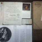 01 RARO PRATO DE NORMAN ROCKWELL "CONFIANDO NA TOCA" EM INGLÊS "CONFIDING IN THE DEN"  PEÇA DE COLECIONADOR  VINTAGE NORMAN ROCKWELL "CONFIANDO NA TOCA" COM DETALHES EM OURO 24K. PRATO NUMERADO DE PORCELANA FINA EDWIN M. KNOWLES. EDIÇÃO LIMITADA NUMERADA 15298B E DATA DA COMPRA EM 17/03/1984DE NORMAN ROCKWELL, DÉCIMA PRIMEIRA EDIÇÃO DA COLEÇÃO MULHERES REDESCOBERTAS DE ROCKWELL, FEITA EM UMA EDIÇÃO ESTRITAMENTE LIMITADA A CEM DIAS DE QUEIMA E CERTIFICADA COMO UM "VERDADEIRO CLÁSSICO ROCKWELL" PELA ROCKWELL SOCIETY OF AMERICA. COM CERTIFICADO DE AUTENTICIDADE  DOCUMENTOS E NOTRA DE COMPRA E  DATADA EM 17/03/1984 E CAIXA ORIGINAL. O PRATO MEDE 21,5 CM DE DIÂMETRO. ITEM COMPRADO EM GARAGENS DE ANTIGUIDADES NOS EUA. SUPORTE PARA PRATO NÃO INCLUÍDO NESTA VENDA. (NO ESTADO) ATENÇÃO! FAZER A VISITAÇÃO ANTES DE ARREMATAR, NÃO SABEMOS SE FUNCIONA, LEILÃO NÃO TEM GARANTIA E NEM DEVOLUÇÃO, SUJEITO A POSSÍVEIS AVARIAS VISÍVEIS/OCULTAS E/OU AUSÊNCIA DE COMPONENTES.