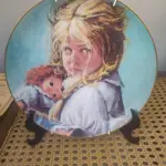 01 PRATO COLECIONÁVEIS ​​DE EDIÇÃO LIMITADA A 10 MIL TIRAGENS. ESTE E O PRATO DE NUMERO 4666 APRESENTA O TEDDY & TERRY DA PACIFIC ART, LINDAMENTE TRABALHADO EM PORCELANA COM UM DIÂMETRO DE 21,5 CM. O DESIGN COLORIDO REFLETE A CULTURA AMERICANA E A ERA DA CERÂMICA ARTÍSTICA DO FINAL DO SÉCULO XX. A MARCA KNOWLES É RECONHECIDA POR SEU ESTILO DECORATIVO E ESTE CONJUNTO NÃO É EXCEÇÃO. OS PRATOS SÃO PERFEITOS PARA TODAS AS OCASIÕES E SERIAM UM ÓTIMO COMPLEMENTO PARA QUALQUER COLEÇÃO DECORATIVA. A TÉCNICA DE PRODUÇÃO E O ESTILO SÃO EVIDENTES NOS DETALHES INTRINCADOS DO DESIGN. A LINHA DE PRODUTOS, EARLY AMERICAN, CONTRIBUI PARA A SINGULARIDADE DO CONJUNTO.ITEM COMPRADO E GARAGENS DE ANTIGUIDADES NOS EUA. SUPORTE PARA PRATO NÃO INCLUÍDO NESTA VENDA. (NO ESTADO) ATENÇÃO! FAZER A VISITAÇÃO ANTES DE ARREMATAR, NÃO SABEMOS SE FUNCIONA, LEILÃO NÃO TEM GARANTIA E NEM DEVOLUÇÃO, SUJEITO A POSSÍVEIS AVARIAS VISÍVEIS/OCULTAS E/OU AUSÊNCIA DE COMPONENTES.