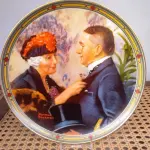 01 PRATO DE NORMAN ROCKWELL "LOVES REWARD"EM PORTUGUES "AMA A RECOMPENSA" EDWIN KNOWLES 1987 21,5 CM DE DIÂMETRO.POR NORMAN ROCKWELL. ESSA SERIE FOI DE OITO PRATOS DA SÉRIE "O SONHO AMERICANO DE ROCKWELL" O ARTISTA MAIS QUERIDO DA AMÉRICA APRESENTA UMA SÉRIE, "ROCKWELL'S AMERICAN DREAM". ESTA É A OITAVA EDIÇÃO DA SÉRIE, "LOVE'S REWARD". PRATO VEM COM CERTIFICADO DE AUTENTICIDADE E FOLHETO COM COMENTÁRIO CRÍTICO EXPLICANDO A ILUSTRAÇÃO DE DAVID E. WILLIAMS.ESTA É A PLACA NÚMERO 3272C DA EDIÇÃO LIMITADA. EDWIN M, PORCELANA FINA KNOWLES, BRADEX NÚMERO 84-R70-7.8.ESTA PLACA DE COLECIONADOR RECONFORTANTE VEM EM SUA CAIXA ORIGINAL COM CERTIFICADO E SELO ORIGINAL DE AUTENTICIDADE E DOCUMENTAÇÃO.ITEM COMPRADO EM GARAGENS DE ANTIGUIDADES NOS EUA. (NO ESTADO) ATENÇÃO! FAZER A VISITAÇÃO ANTES DE ARREMATAR, NÃO SABEMOS SE FUNCIONA, LEILÃO NÃO TEM GARANTIA E NEM DEVOLUÇÃO, SUJEITO A POSSÍVEIS AVARIAS VISÍVEIS/OCULTAS E/OU AUSÊNCIA DE COMPONENTES.
