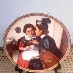01 PRATO DE COLECIONADOR NORMAN ROCKWELL DE 1983, FABRICADO PELA KNOWLES, A MARCA MAIS ANTIGA DA AMÉRICA EM PORCELANA FINA, FUNDADA EM 1854. ESTE PRATO É O NÚMERO 17992C  DA ÚNICA EDIÇÃO LIMITADA DE "GOSSIPING IN THE ALCOVE", DE NORMAN ROCKWELL, COM 21 CM DE DIÂMETRO SEXTA EDIÇÃO DA COLEÇÃO ROCKWELL'S REDISCOVERED WOMEN, COM SELO DE AUTENTICIDADE E CERTIFICADOS E DOCUMENTOS DO MESMO DATA DA COMPRA EM 03/031/983 FEITA EM UMA EDIÇÃO ESTRITAMENTE LIMITADA A CENTO E CINQUENTA DIAS DE QUEIMA E CERTIFICADA COMO UM "VERDADEIRO CLÁSSICO ROCKWELL" PELA ROCKWELL SOCIETY OF AMERICA. NÚMERO BRADEX: 84-R70-4.6. ITEM COMPRADO E GARAGENS DE ANTIGUIDADES NOS EUA. SUPORTE PARA PRATO NÃO INCLUÍDO NESTA VENDA. (NO ESTADO) ATENÇÃO! FAZER A VISITAÇÃO ANTES DE ARREMATAR, NÃO SABEMOS SE FUNCIONA, LEILÃO NÃO TEM GARANTIA E NEM DEVOLUÇÃO, SUJEITO A POSSÍVEIS AVARIAS VISÍVEIS/OCULTAS E/OU AUSÊNCIA DE COMPONENTES.