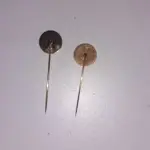 01 LOTE DE RAROS BROCHES DE EX FUNCIONÁRIO  COMEMORATIVOS VOLKSWAGEN COM 3,7 GRAMAS DE OURO 10 E 15 ANOS