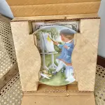 01 RARO PRATO DE PAREDE DE PORCELANA MY MAGIC HAT DA SÉRIE RUSTY MONEY PARECE QUE FOI ONTEM, SÉRIE "SEEMS LIKE YESTERDAY" "MY QUINTA EDIÇÃO PRODUÇÃO LIMITADA POR APENAS 10 DIAS DE PRODUÇÃO ,ENCERRADA DEFINITIVAMENTE, COM 21 CM DE DIAMETRÔ COM CERTIFICAFO DE AUNTECIDADE ITEM COMPRADO EM GARAGENS DE ANTIGUIDADES NOS EUA.SUPORTE PARA PRATO NÃO INCLUÍDO NESTA VENDA. (NO ESTADO) ATENÇÃO! FAZER A VISITAÇÃO ANTES DE ARREMATAR, NÃO SABEMOS SE FUNCIONA, LEILÃO NÃO TEM GARANTIA E NEM DEVOLUÇÃO, SUJEITO A POSSÍVEIS AVARIAS VISÍVEIS/OCULTAS E/OU AUSÊNCIA DE COMPONENTES.