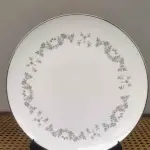 01 PRATO VINTAGE NORITAKE CHINA COLBURN. FABRICADOS NO JAPÃO EM 1982, PRATO COM ACABAMENTO BRANCO BRILHANTE E UM LINDO PADRÃO FLORAL COM 26,5 CM DE DIÂMETRO E SÃO PERFEITOS PARA ENFEITES EM TODAS AS OCASIÕES. FEITOS EM PORCELANA DE ALTA QUALIDADE, SÃO PEÇAS VINTAGE ORIGINAIS, COM ESTAMPAGEM E TÉCNICA DE PRODUÇÃO EM CERÂMICA. O PADRÃO COLBURN ADICIONA UM TOQUE CONTEMPORÂNEO À COLEÇÃO, TORNANDO-O UM ITEM ESSENCIAL PARA QUALQUER COLECIONADOR OU AMANTE DE CERÂMICA ARTÍSTICA. COMPRADO EM GARAGEM DE ANTIGUIDADES NOS EUA. “SUPORTE PARA PRATO NÃO INCLUÍDO NESTA VENDA. (NO ESTADO) ATENÇÃO! FAZER A VISITAÇÃO ANTES DE ARREMATAR, NÃO SABEMOS SE FUNCIONA, LEILÃO NÃO TEM GARANTIA E NEM DEVOLUÇÃO, SUJEITO A POSSÍVEIS AVARIAS VISÍVEIS/OCULTAS E/OU AUSÊNCIA DE COMPONENTES.