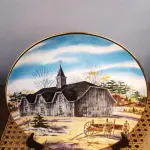 01 RARO PRATO PORCELANA DA COLEÇAO CELEIROS AMERICANOS EM EXTINÇÃO FRANCISCANA DA HISTORIC PROVIDENCE MINT WORLD PREMIER FIRST EDITION, DE 1983, DA SÉRIE THE VANISHING AMERICAN BARN, DA HARRIS HIEN, A SEGUNDA EDIÇÃO DA SÉRIE, INTITULADA "THE LOG BARN", VICTORIAN BARN". O PRATO APRESENTA UMA REPRESENTAÇÃO ÚNICA, DETALHADA E COLORIDA DE UM TIPO DE CELEIRO AMERICANO, SITUADO EM UM CENÁRIO DE FAZENDA DE DIFERENTES REGIÕES DO PAÍS, COM DETALHES DOURADOS NA BORDA. ESTAMPADAS NA PARTE INFERIOR COM O NOME DA SÉRIE, TÍTULO, ASSINATURA IMPRESSA DO ARTISTA E A MARCA THE HISTORIC PROVIDENCE MINT, E MEDEM APROXIMADAMENTE 21,8 CM DE DIÂMETRO. EM EXCELENTE ESTADO, POSSUI A CAIXA ORIGINAL E OS DOCUMENTOS.O SUPORTE DO PRATO NÃO ESTÁ INCLUÍDO. (NO ESTADO) ATENÇÃO! FAZER A VISITAÇÃO ANTES DE ARREMATAR, NÃO SABEMOS SE FUNCIONA, LEILÃO NÃO TEM GARANTIA E NEM DEVOLUÇÃO, SUJEITO A POSSÍVEIS AVARIAS VISÍVEIS/OCULTAS E/OU AUSÊNCIA DE COMPONENTES.