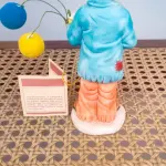 01 ESTATUETA RARA DE SE ACHAR NOS EUA DE PALHAÇO DE CERÂMICA VINTAGE DA COLEÇÃO FLAMBRO DE EMMETT KELLY JR. PAÍS/REGIÃO DE FABRICAÇÃO TAIWAN. ESTA ESTATUETA DO EMMETT KELLY JR. APRESENTA UM PALHAÇO EMMETT KELLY JR. PALHAÇO CARENTE  COM BALÕES ORIGINAL. EXCELENTE ESTADO, SEM LASCAS, RACHADURAS EM ÓTIMO ESTADO PEÇA RARA ITEM LANÇADOS ANOS 90 NOS EUA  CM DE ALTURA E UMA BASE DE 15 ​​CM. COM  SUA ASSINATURA NA PARTE INFERIOR JUNTO COM "EXCLUSIVAMENTE DA FLAMBRO EMPRESA FAMOSA NOS EUA DECADA DE 90, COMPRADAS EM LOJAS DE ANTIGUIDADES DOS EUA. (NO ESTADO) ATENÇÃO! FAZER A VISITAÇÃO ANTES DE ARREMATAR, NÃO SABEMOS SE FUNCIONA, LEILÃO NÃO TEM GARANTIA E NEM DEVOLUÇÃO, SUJEITO A POSSÍVEIS AVARIAS VISÍVEIS/OCULTAS E/OU AUSÊNCIA DE COMPONENTES.