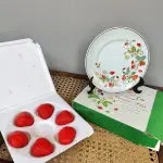 01 PRATO DE PORCELANA VINTAGE AVON MORANGO COM 6 SABONETES  DE 1978.ESTE PRATO, FEITO DE PORCELANA FINA, FOI DECORADO À MÃO COM DETALHES EM OURO 22K NO BRASIL. O PRATO TEM 19 CM DE DIÂMETRO. EXCELENTE ESTADO. ITEM RARO COMPRADO EM HARVEST HILLS NOS EUA ESTAVA GUARDADO A ANOS.SUPORTE PARA PRATO NÃO INCLUÍDO NESTA VENDA. (NO ESTADO) ATENÇÃO! FAZER A VISITAÇÃO ANTES DE ARREMATAR, NÃO SABEMOS SE FUNCIONA, LEILÃO NÃO TEM GARANTIA E NEM DEVOLUÇÃO, SUJEITO A POSSÍVEIS AVARIAS VISÍVEIS/OCULTAS E/OU AUSÊNCIA DE COMPONENTES.