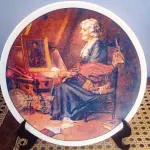 01 PRATO DE NORMAN ROCKWELL EDIÇÃO LIMITADA "REFLEXÕES"PRATO OFICIAL DE EDIÇÃO LIMITADA DE 1979 PRATO NUMERADO O1644E COM CERTIFICADO PRATO DO DIA DAS MÃES ENDOSSADO COM CERTIFICADO COMO UM GENUÍNO CLÁSSICO ROCKWELL. FINA EDWIN M KNOWLES. COM CERTIFICADO DE AUTENTICIDADE, ESTE PRATO RETRATA “REFLEXÕES" E É FEITO NOS ESTADOS UNIDOS. PERFEITO PARA FÃS DA ICÔNICA OBRA DE ROCKWELL, ESTE PRATO DE COLECIONADOR É UM ITEM ESSENCIAL PARA QUALQUER COLEÇÃO. COM 21 CM DE DIÂMETRO ADICIONE ESTA PEÇA DESLUMBRANTE À SUA COLEÇÃO HOJE MESMO E ADMIRE OS DETALHES COMPLEXOS E AS BELAS CORES QUE FAZEM DESTE PRATO UMA OBRA DE ARTE. COM CERTIFICADO DE AUTENTICIDADE. ITEM COMPRADO E GARAGENS DE ANTIGUIDADES NOS EUA. SUPORTE PARA PRATO NÃO INCLUÍDO NESTA VENDA. (NO ESTADO) ATENÇÃO! FAZER A VISITAÇÃO ANTES DE ARREMATAR, NÃO SABEMOS SE FUNCIONA, LEILÃO NÃO TEM GARANTIA E NEM DEVOLUÇÃO, SUJEITO A POSSÍVEIS AVARIAS VISÍVEIS/OCULTAS E/OU AUSÊNCIA DE COMPONENTES.