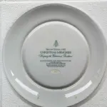 01 LINDO PRATO DE NATAL DA SÉRIE AVON COM 21 CM DE DIÂMETRO  CHRISTMAS MEMORIES, DE 1982, É UMA VERDADEIRA JOIA. COM SEU DESIGN INTRINCADO E DETALHES EM OURO 22K, É UM COMPLEMENTO PERFEITO PARA QUALQUER COLEÇÃO. O MATERIAL EM PORCELANA E A FABRICAÇÃO JAPONESA O TORNAM UM ITEM DURÁVEL E DE ALTA QUALIDADE ,COM UM LINDO TEMA NATALINO, TORNANDO-SE UMA ÓTIMA DECORAÇÃO PARA AS FESTAS DE FIM DE ANO. ESTE PRATO DE COLECIONADOR DA AVON É UM ITEM ESSENCIAL PARA QUALQUER COLECIONADOR OU FÃ DO NATAL.  FEITO EXCLUSIVAMENTE PARA A AVON PEÇA COMPRADA EM GARAGEM DE ANTIGUIDADES NOS EUA. SUPORTE PARA PRATO NÃO INCLUÍDO NESTA VENDA. (NO ESTADO) ATENÇÃO! FAZER A VISITAÇÃO ANTES DE ARREMATAR, NÃO SABEMOS SE FUNCIONA, LEILÃO NÃO TEM GARANTIA E NEM DEVOLUÇÃO, SUJEITO A POSSÍVEIS AVARIAS VISÍVEIS/OCULTAS E/OU AUSÊNCIA DE COMPONENTES.