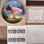 01 LOTE DE PRATOS DE COLECIONADOR VINTAGE WONDER OF CHILDHOOD, OBRA DE ARTE DE DONALD ZOLAN, PRATO DE COLECIONADOR DE DONALD ZOLAN SÃO IMAGENS ADORÁVEIS QUE RETRATAM A MARAVILHA DA INFÂNCIA. ELES FORAM FABRICADOS PELA PEMBERTON & OAKES NA DÉCADA DE 1980.FORAM VENDIDOS POR APENAS 22 DIAS LOGO APOS ENCERRADA AS VENDAS. "PEQUENA MARAVILHA", DA FAMOSA SÉRIE DE CANÇÕES DE NINAR DE DONALD ZOLAN, DE 1985. FABRICADO NOS EUA.O PRATO NÚMERO 1939 A VEM NA CAIXA E DOCUMENTAÇÃO ORIGINAIS.ITEM COMPRADO EM GARAGENS DE ANTIGUIDADES NOS EUA. (NO ESTADO) ATENÇÃO! FAZER A VISITAÇÃO ANTES DE ARREMATAR, NÃO SABEMOS SE FUNCIONA, LEILÃO NÃO TEM GARANTIA E NEM DEVOLUÇÃO, SUJEITO A POSSÍVEIS AVARIAS VISÍVEIS/OCULTAS E/OU AUSÊNCIA DE COMPONENTES.