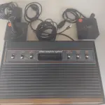 01 LINDO ATARI AMERICANO - ITEM COMPRADO EM GARAGEM DE ANTIGUIDADES NOS EUA - SUPER CONSERVADO. (NO ESTADO) ATENÇÃO! FAZER A VISITAÇÃO ANTES DE ARREMATAR, NÃO SABEMOS SE FUNCIONA, LEILÃO NÃO TEM GARANTIA E NEM DEVOLUÇÃO, SUJEITO A POSSÍVEIS AVARIAS VISÍVEIS/OCULTAS E/OU AUSÊNCIA DE COMPONENTES.