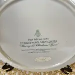 01 PRATO DE NATAL COLECIONÁVEL DA AVON CHRISTMAS MEMORIAS DE 1981, O PRIMEIRO DA SÉRIE. COMPRANDO EM LOJA DE ANTIGUIDADES NO JAPÃO. COM ACABAMENTO EM OURO 22K, APRESENTA UMA MARAVILHOSA CENA VINTAGE DE UM MENINO E UMA MENINA LEVANDO A ÁRVORE E AS PLANTAS PARA CASA PARA AS FESTAS DE FIM DE ANO. CORES E DETALHES LINDOS. EM ÓTIMO ESTADO, COM LEVE DESGASTE NA BORDA INFERIOR DO PRATO E LEVES ARRANHÕES. COM CAIXA. TEM 23 CM DE DIÂMETRO.SUPORTE PARA PRATO NÃO INCLUÍDO NESTA VENDA. (NO ESTADO) ATENÇÃO! FAZER A VISITAÇÃO ANTES DE ARREMATAR, NÃO SABEMOS SE FUNCIONA, LEILÃO NÃO TEM GARANTIA E NEM DEVOLUÇÃO, SUJEITO A POSSÍVEIS AVARIAS VISÍVEIS/OCULTAS E/OU AUSÊNCIA DE COMPONENTES.