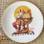 01 BELO PRATO DE COLECIONADOR DE NORMAN ROCKWELL APRESENTA A EMOCIONANTE CENA DE "PLANEJANDO VISITAS DE NATAL" E É UM ITEM ESSENCIAL PARA QUALQUER COLEÇÃO. TEM BORDAS A OURO 24 K  COM 21,5 CM DE DIÂMETRO E É REPLETO DE DETALHES INTRINCADOS E CORES VIBRANTES QUE DÃO VIDA À CENA. O PRATO FOI FABRICADO NA DÉCADA DE 1970 PELA GORHAM, NOS ESTADOS UNIDOS. É UM ITEM VINTAGE E ESTÁ EM ÓTIMO ESTADO, PRONTO PARA SER EXIBIDO E APRECIADO POR MUITOS ANOS. ESTE SERIA UM PRESENTE PERFEITO PARA QUALQUER COLECIONADOR OU AMANTE DA OBRA DE NORMAN ROCKWELL.ITEM COMPRADO EM GARAGENS DE ANTIGUIDADES NOS EUA. SUPORTE PARA PRATO NÃO INCLUÍDO NESTA VENDA. (NO ESTADO) ATENÇÃO! FAZER A VISITAÇÃO ANTES DE ARREMATAR, NÃO SABEMOS SE FUNCIONA, LEILÃO NÃO TEM GARANTIA E NEM DEVOLUÇÃO, SUJEITO A POSSÍVEIS AVARIAS VISÍVEIS/OCULTAS E/OU AUSÊNCIA DE COMPONENTES.