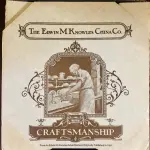 01 RARO PRATO DE COLECIONADOR KNOWLES MINT DE 1983. COM 21,5 CM DE CUMPRIMENTO EDIÇÃO LIMITADA DA COLEÇÃO NORMAN ROCKWELL."MEETING ON THE PATH" "ENCONTRO NO CAMINHO", D, ROCKWELL SOCIETY NO VERSO DA PLACA. COM CERTIFICADO DE AUTENTICIDADE, EMBALAGEM ORIGINAL. LIMITADO A 100 DIAS DE PRODUÇÃO. ITEM COMPRADO EM GARAGENS DE ANTIGUIDADES NOS EUA.SUPORTE PARA PRATO NÃO INCLUÍDO NESTA VENDA. (NO ESTADO) ATENÇÃO! FAZER A VISITAÇÃO ANTES DE ARREMATAR, NÃO SABEMOS SE FUNCIONA, LEILÃO NÃO TEM GARANTIA E NEM DEVOLUÇÃO, SUJEITO A POSSÍVEIS AVARIAS VISÍVEIS/OCULTAS E/OU AUSÊNCIA DE COMPONENTES.