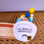 01 ESTATUETA RARA DE SE ACHAR NOS EUA DE PALHAÇO DE CERÂMICA VINTAGE DA COLEÇÃO FLAMBRO DE EMMETT KELLY JR. PAÍS/REGIÃO DE FABRICAÇÃO TAIWAN. ESTA ESTATUETA DO EMMETT KELLY JR. APRESENTA UM PALHAÇO EMMETT KELLY JR. PALHAÇO CARENTE  COM BALÕES ORIGINAL. EXCELENTE ESTADO, SEM LASCAS, RACHADURAS EM ÓTIMO ESTADO PEÇA RARA ITEM LANÇADOS ANOS 90 NOS EUA  CM DE ALTURA E UMA BASE DE 15 ​​CM. COM  SUA ASSINATURA NA PARTE INFERIOR JUNTO COM "EXCLUSIVAMENTE DA FLAMBRO EMPRESA FAMOSA NOS EUA DECADA DE 90, COMPRADAS EM LOJAS DE ANTIGUIDADES DOS EUA. (NO ESTADO) ATENÇÃO! FAZER A VISITAÇÃO ANTES DE ARREMATAR, NÃO SABEMOS SE FUNCIONA, LEILÃO NÃO TEM GARANTIA E NEM DEVOLUÇÃO, SUJEITO A POSSÍVEIS AVARIAS VISÍVEIS/OCULTAS E/OU AUSÊNCIA DE COMPONENTES.