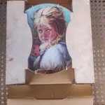 01 PRATO COLECIONÁVEIS ​​DE EDIÇÃO LIMITADA A 10 MIL TIRAGENS. ESTE E O PRATO DE NUMERO 4666 APRESENTA O TEDDY & TERRY DA PACIFIC ART, LINDAMENTE TRABALHADO EM PORCELANA COM UM DIÂMETRO DE 21,5 CM. O DESIGN COLORIDO REFLETE A CULTURA AMERICANA E A ERA DA CERÂMICA ARTÍSTICA DO FINAL DO SÉCULO XX. A MARCA KNOWLES É RECONHECIDA POR SEU ESTILO DECORATIVO E ESTE CONJUNTO NÃO É EXCEÇÃO. OS PRATOS SÃO PERFEITOS PARA TODAS AS OCASIÕES E SERIAM UM ÓTIMO COMPLEMENTO PARA QUALQUER COLEÇÃO DECORATIVA. A TÉCNICA DE PRODUÇÃO E O ESTILO SÃO EVIDENTES NOS DETALHES INTRINCADOS DO DESIGN. A LINHA DE PRODUTOS, EARLY AMERICAN, CONTRIBUI PARA A SINGULARIDADE DO CONJUNTO.ITEM COMPRADO E GARAGENS DE ANTIGUIDADES NOS EUA. SUPORTE PARA PRATO NÃO INCLUÍDO NESTA VENDA. (NO ESTADO) ATENÇÃO! FAZER A VISITAÇÃO ANTES DE ARREMATAR, NÃO SABEMOS SE FUNCIONA, LEILÃO NÃO TEM GARANTIA E NEM DEVOLUÇÃO, SUJEITO A POSSÍVEIS AVARIAS VISÍVEIS/OCULTAS E/OU AUSÊNCIA DE COMPONENTES.