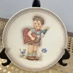 01 RARO PRATO DE PORCELANA LINDAMENTE TRABALHADO DA FAMOSA M.J. HUMMEL GOEBEL APRESENTA UM FORMATO REDONDO E DESIGN MULTICOLORIDO, PERFEITO PARA TODAS AS OCASIÕES E ESTILOS DE DECORAÇÃO. É UM ITEM DE COLECIONADOR DA SEGUNDA EDIÇÃO DO PRATO VALENTINE JOY, GRAVADO COM DETALHES INTRINCADOS E FABRICADO NA ALEMANHA NA DÉCADA DE 1980.PEÇA ÚNICA DA CULTURA ALEMÃ E VEM DA FRANQUIA GOEBEL, UMA MARCA RENOMADA NO SETOR DE COLECIONÁVEIS ​​DECORATIVOS. LANÇADA SOMENTE PARA MEMBROS DO CLUBE DE COLECIONADORES GOEBEL. ITEM COMPRADO EM GARAGENS DE ANTIGUIDADES NOS EUA.SUPORTE PARA PRATO NÃO INCLUÍDO NESTA VENDA. (NO ESTADO) ATENÇÃO! FAZER A VISITAÇÃO ANTES DE ARREMATAR, NÃO SABEMOS SE FUNCIONA, LEILÃO NÃO TEM GARANTIA E NEM DEVOLUÇÃO, SUJEITO A POSSÍVEIS AVARIAS VISÍVEIS/OCULTAS E/OU AUSÊNCIA DE COMPONENTES.