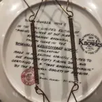 01 RARO PRATO PARA AMANTES E COLECIONADORES DE NORMAN ROCKWELL! ESTE É UM PRATO COLECIONÁVEL DE PORCELANA VINTAGE DE EDIÇÃO LIMITADA. "MAKING BELIEVE AT THE MIRROR" É A QUARTA PLACA DA COLEÇÃO DE EDIÇÃO LIMITADA INTITULADA ROCKWELL'S REDISCOVERED WOMEN, UMA SÉRIE QUE OFERECE UMA RETROSPECTIVA ÚNICA DAS OBRAS DE NORMAN ROCKWELL. ESTA OBRA É OFICIALMENTE CERTIFICADA PELA ROCKWELL SOCIETY OF AMERICA. FOI ENCONTRADA EM UM ARMÁRIO DURANTE A VENDA DE UMA PROPRIEDADE, APÓS MUITOS ANOS GUARDADA.  CAIXA ORIGINAL E CERTIFICADO DE AUTENTICIDADE DA PEÇA  O PRATO MEDE 21,5 CM DE DIÂMETRO.  SUPORTE PARA PRATO NÃO INCLUÍDO NESTA VENDA. (NO ESTADO) ATENÇÃO! FAZER A VISITAÇÃO ANTES DE ARREMATAR, NÃO SABEMOS SE FUNCIONA, LEILÃO NÃO TEM GARANTIA E NEM DEVOLUÇÃO, SUJEITO A POSSÍVEIS AVARIAS VISÍVEIS/OCULTAS E/OU AUSÊNCIA DE COMPONENTES.