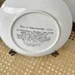 01 RARO PRATO DE PORCELANA MINIATURA VINTAGE DONALD ZOLAN "GRANDMA'S GARDEN", DA FAMOSA SÉRIE DE CANÇÕES DE NINAR DE DONALD ZOLAN, DE 1985. FABRICADO NOS EUA.COM CAIXA ORIGINAL E COM A DOCUMENTAÇÃO ORIGINAL DE AUTENCIDADE DA PEÇA,COM 21 CM DE DIÂMETRO E ESTÁ EM EXCELENTE ESTADO, SEM LASCAS OU RACHADURAS. ITEM COMPRADO EM GARAGEM NOS EUA.SUPORTE PARA PRATO NÃO INCLUÍDO NESTA VENDA. (NO ESTADO) ATENÇÃO! FAZER A VISITAÇÃO ANTES DE ARREMATAR, NÃO SABEMOS SE FUNCIONA, LEILÃO NÃO TEM GARANTIA E NEM DEVOLUÇÃO, SUJEITO A POSSÍVEIS AVARIAS VISÍVEIS/OCULTAS E/OU AUSÊNCIA DE COMPONENTES.