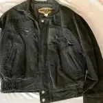 01 JAQUETA DE COURO PRETA DE CAMURÇA MASCULINA TAMANHO M COMPRADO EM LOJA NOS EUA.NO BRASIL EM EXCELENTE ESTADO. . (NO ESTADO) ATENÇÃO! FAZER A VISITAÇÃO ANTES DE ARREMATAR, NÃO SABEMOS SE FUNCIONA, LEILÃO NÃO TEM GARANTIA E NEM DEVOLUÇÃO, SUJEITO A POSSÍVEIS AVARIAS VISÍVEIS/OCULTAS E/OU AUSÊNCIA DE COMPONENTES.