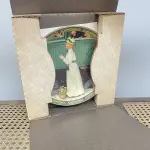 01 BELO PRATO DE COLECIONADOR DE NORMAN ROCKWELL APRESENTA UMA BELA IMAGEM DE UMA MÃE E SEU FILHO, INTITULADA "A MOTHER'S WELCOME" (BEM-VINDOS DE UMA MÃE). O PRATO É FEITO DE PORCELANA DE ALTA QUALIDADE, COM UM DESIGN MULTICOLORIDO PERFEITO PARA TODAS AS OCASIÕES. ESTA PEÇA VINTAGE É DO FINAL DO SÉCULO XX, PRODUZIDA COM TÉCNICAS DE VIDRO ARTÍSTICO E COM UM DESIGN GRAVADO. É UM ITEM ARTESANAL E PARTE DA LINHA DE PRODUTOS NORMAN ROCKWELL, COM UM ESTILO MODERNO DE MEADOS DO SÉCULO E TEMA DA MATERNIDADE. O PRATO É PERFEITO PARA COLECIONADORES OU PARA PRESENTEAR ALGUÉM ESPECIAL. TAMANHO DA PLACA: 21,5 CM DE  DIÂMETRO,ITEM COMPRADO E GARAGENS DE ANTIGUIDADES NOS EUA. SUPORTE PARA PRATO NÃO INCLUÍDO NESTA VENDA. (NO ESTADO) ATENÇÃO! FAZER A VISITAÇÃO ANTES DE ARREMATAR, NÃO SABEMOS SE FUNCIONA, LEILÃO NÃO TEM GARANTIA E NEM DEVOLUÇÃO, SUJEITO A POSSÍVEIS AVARIAS VISÍVEIS/OCULTAS E/OU AUSÊNCIA DE COMPONENTES.