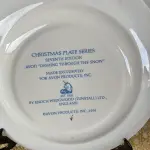 01 LINDO PRATO DE NATAL DA SÉRIE AVON CHRISTMAS PLATE  PRATO DE COLECIONADOR FEITO NA INGLATERRA POR ENOCH WEDGWOOD (TUNSTALL) EM 1979.COM 21,5 CM DE DIÂMETRO A IMPRESSÃO NESTE PRATO É DE "DASHING THROUGH THE SNOW" COM DOIS ANÉIS DE OURO 22K E O NATAL DE 1979 TAMBÉM EM OURO 22K. ITEM COMPRADO EM GARAGENS DE ANTIGUIDADES NOS EUA.SUPORTE PARA PRATO NÃO INCLUÍDO NESTA VENDA. (NO ESTADO) ATENÇÃO! FAZER A VISITAÇÃO ANTES DE ARREMATAR, NÃO SABEMOS SE FUNCIONA, LEILÃO NÃO TEM GARANTIA E NEM DEVOLUÇÃO, SUJEITO A POSSÍVEIS AVARIAS VISÍVEIS/OCULTAS E/OU AUSÊNCIA DE COMPONENTES.
