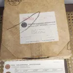 01 BELO PRATO DE COLECIONADOR DE NORMAN ROCKWELL APRESENTA O ICÔNICO DESIGN "LIGHT CAMPAIGN", EM PORCELANA MULTICOLORIDA. COM 21,5 CM DE DIÂMETRO,  É UM COMPLEMENTO PERFEITO PARA QUALQUER COLEÇÃO. O PRATO FOI PRODUZIDO NOS ESTADOS UNIDOS NO FINAL DO SÉCULO XX, ESPECIFICAMENTE EM 1981,O PRATO É UMA ÓTIMA REPRESENTAÇÃO DA CULTURA E HISTÓRIA AMERICANA E SERIA UM PRESENTE PERFEITO PARA QUALQUER COLECIONADOR OU APRECIADOR DA OBRA DE NORMAN ROCKWELL. COM CERTIFICADO DE AUTENTICIDADE. ITEM COMPRADO E GARAGENS DE ANTIGUIDADES NOS EUA.SUPORTE PARA PRATO NÃO INCLUÍDO NESTA VENDA. (NO ESTADO) ATENÇÃO! FAZER A VISITAÇÃO ANTES DE ARREMATAR, NÃO SABEMOS SE FUNCIONA, LEILÃO NÃO TEM GARANTIA E NEM DEVOLUÇÃO, SUJEITO A POSSÍVEIS AVARIAS VISÍVEIS/OCULTAS E/OU AUSÊNCIA DE COMPONENTES.