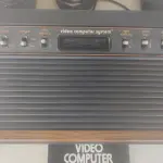 01 LINDO ATARI AMERICANO - ITEM COMPRADO EM GARAGEM DE ANTIGUIDADES NOS EUA - SUPER CONSERVADO. (NO ESTADO) ATENÇÃO! FAZER A VISITAÇÃO ANTES DE ARREMATAR, NÃO SABEMOS SE FUNCIONA, LEILÃO NÃO TEM GARANTIA E NEM DEVOLUÇÃO, SUJEITO A POSSÍVEIS AVARIAS VISÍVEIS/OCULTAS E/OU AUSÊNCIA DE COMPONENTES.