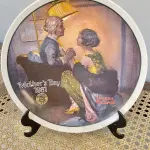 01 PRATO COLECIONÁVEL VINTAGE - KNOWLES 1981 "DIA DAS MÃES" NORMAN ROCKWELL EDIÇÃO LIMITADA NEWELL W. VIRGINIAPRATO VINTAGE DE COLECIONADOR, DESENHO PEÇA PRODUZIDO NOS ESTADOS UNIDOS DE CERÂMICA DE ALTA QUALIDADE COM 21 CM DE DIÂMETRO , ESTE PRATO É PERFEITO PARA COLECIONADORES DE ITENS COM TEMÁTICA CIRCENSE E PARA AQUELES QUE APRECIAM A ARTE DE PEÇAS VINTAGE. COM CAIXA E DOCUMENTO DE AUTENTICIDADE ORIGINAL. ITEM COMPRADO EM GARAGEM DE ANTIGUIDADES NOS EUA.SUPORTE PARA PRATO NÃO INCLUÍDO NESTA VENDA. (NO ESTADO) ATENÇÃO! FAZER A VISITAÇÃO ANTES DE ARREMATAR, NÃO SABEMOS SE FUNCIONA, LEILÃO NÃO TEM GARANTIA E NEM DEVOLUÇÃO, SUJEITO A POSSÍVEIS AVARIAS VISÍVEIS/OCULTAS E/OU AUSÊNCIA DE COMPONENTES.