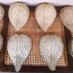 01 LOTE DE PEÇAS PARA ABAJUR, LUSTRES COM 22 CM DE COMPRIMENTO, E 14,5 DE LARGURA.  (NO ESTADO) ATENÇÃO! FAZER A VISITAÇÃO ANTES DE ARREMATAR, NÃO SABEMOS SE FUNCIONA, LEILÃO NÃO TEM GARANTIA E NEM DEVOLUÇÃO, SUJEITO A POSSÍVEIS AVARIAS VISÍVEIS/OCULTAS E/OU AUSÊNCIA DE COMPONENTES.