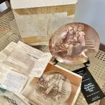 01 RARO PRATO EDIÇÃO LIMITADA AUTÊNTICA DE "THE COBBLER" DE NORMAN ROCKWELL, COM CERTIFICADO DE AUTENTICIDADE  PRATO COLECIONÁVEL COM 21 CM DE DIÂMETRO . SEGUNDO NA COLEÇÃO DE HERANÇA ROCKWELL. FEITO À MÃO EM UMA EDIÇÃO LIMITADA, FOI FECHADO PERMANENTEMENTE EM 1978 POR KNOWLES E CERTIFICADO COMO UM "TRUE ROCKWELL CLASSIC" PELA ROCKWELL SOCIETY OF AMERICA. NORMAN ROCKWELL AUTENTICADO ARTESANATO DA EDWIN M. KNOWLES CHINA CO. DE 1854.PEÇA COMPRADA EM GARAGEM DE ANTIGUIDADES NOS EUA. SUPORTE PARA PRATO NÃO INCLUÍDO NESTA VENDA. (NO ESTADO) ATENÇÃO! FAZER A VISITAÇÃO ANTES DE ARREMATAR, NÃO SABEMOS SE FUNCIONA, LEILÃO NÃO TEM GARANTIA E NEM DEVOLUÇÃO, SUJEITO A POSSÍVEIS AVARIAS VISÍVEIS/OCULTAS E/OU AUSÊNCIA DE COMPONENTES.