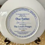 01 RARO PRATO HAMILTON "PAI NOSSO", 1ª EDIÇÃO DA ORAÇÃO DO SENHOR, PRATO DE PORCELANA FINA, COM 22 CEM DE DIÂMETRO PRATO COLACIONÁVEIS,COM CERTIFICADO DE AUNTENCIDADE E NUMERADO  MENINA COM URSO E BONECA EDIÇÃO LIMITADA UMA SÉRIE DE PRATOS DE PORCELANA FINA LIMITADA A 10 DIAS DE QUEIMA DO ESTOQUE NOS EUA EM 1986.SUPORTE PARA PRATO NÃO INCLUÍDO NESTA VENDA.VEJA NAS FOTOS PREÇOS DELE EM OUTROS PAISES PRATOS MUITOS RAROS. (NO ESTADO) ATENÇÃO! FAZER A VISITAÇÃO ANTES DE ARREMATAR, NÃO SABEMOS SE FUNCIONA, LEILÃO NÃO TEM GARANTIA E NEM DEVOLUÇÃO, SUJEITO A POSSÍVEIS AVARIAS VISÍVEIS/OCULTAS E/OU AUSÊNCIA DE COMPONENTES.