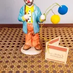 01 ESTATUETA RARA DE SE ACHAR NOS EUA DE PALHAÇO DE CERÂMICA VINTAGE DA COLEÇÃO FLAMBRO DE EMMETT KELLY JR. PAÍS/REGIÃO DE FABRICAÇÃO TAIWAN. ESTA ESTATUETA DO EMMETT KELLY JR. APRESENTA UM PALHAÇO EMMETT KELLY JR. PALHAÇO CARENTE  COM BALÕES ORIGINAL. EXCELENTE ESTADO, SEM LASCAS, RACHADURAS EM ÓTIMO ESTADO PEÇA RARA ITEM LANÇADOS ANOS 90 NOS EUA  CM DE ALTURA E UMA BASE DE 15 ​​CM. COM  SUA ASSINATURA NA PARTE INFERIOR JUNTO COM "EXCLUSIVAMENTE DA FLAMBRO EMPRESA FAMOSA NOS EUA DECADA DE 90, COMPRADAS EM LOJAS DE ANTIGUIDADES DOS EUA. (NO ESTADO) ATENÇÃO! FAZER A VISITAÇÃO ANTES DE ARREMATAR, NÃO SABEMOS SE FUNCIONA, LEILÃO NÃO TEM GARANTIA E NEM DEVOLUÇÃO, SUJEITO A POSSÍVEIS AVARIAS VISÍVEIS/OCULTAS E/OU AUSÊNCIA DE COMPONENTES.