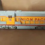 01 LOCOMOTIVA VINTAGE ESCALA HO AHM UNION PACIFIC RSO-NN04 FABRICADA NA IUGOSLÁVIA,ITEM COMPRADO EM GARAGENS DE ANTIGUIDADES NOS EUA. (NO ESTADO) ATENÇÃO! FAZER A VISITAÇÃO ANTES DE ARREMATAR, NÃO SABEMOS SE FUNCIONA, LEILÃO NÃO TEM GARANTIA E NEM DEVOLUÇÃO, SUJEITO A POSSÍVEIS AVARIAS VISÍVEIS/OCULTAS E/OU AUSÊNCIA DE COMPONENTES.