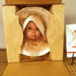 01 PRATO COLECIONÁVEL "AMY" DE MARILYN ZAPP, DE 1983, DA BRENTWOOD FINE ARTS. ESTE PRATO FOI CRIADO A PARTIR DE UMA OBRA DE ARTE ORIGINAL DE MARILYN ZAPP. EDIÇÃO NUMERADA, 869 EXEMPLARES/12.500 SENDO LANÇADAS APENAS 10 MIL EXEMPLARES NOS EUA E 25,00EXEMPLARES LAÇADOS NO CANADA NA DÉCADA DE 80. MEDE 21,8 CM DE DIÂMETRO. SUPORTE PARA PRATO NÃO INCLUÍDO NESTA VENDA. (NO ESTADO) ATENÇÃO! FAZER A VISITAÇÃO ANTES DE ARREMATAR, NÃO SABEMOS SE FUNCIONA, LEILÃO NÃO TEM GARANTIA E NEM DEVOLUÇÃO, SUJEITO A POSSÍVEIS AVARIAS VISÍVEIS/OCULTAS E/OU AUSÊNCIA DE COMPONENTES.