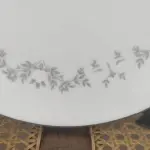 01 PRATO VINTAGE NORITAKE CHINA COLBURN. FABRICADOS NO JAPÃO EM 1982, PRATO COM ACABAMENTO BRANCO BRILHANTE E UM LINDO PADRÃO FLORAL COM 26,5 CM DE DIÂMETRO E SÃO PERFEITOS PARA ENFEITES EM TODAS AS OCASIÕES. FEITOS EM PORCELANA DE ALTA QUALIDADE, SÃO PEÇAS VINTAGE ORIGINAIS, COM ESTAMPAGEM E TÉCNICA DE PRODUÇÃO EM CERÂMICA. O PADRÃO COLBURN ADICIONA UM TOQUE CONTEMPORÂNEO À COLEÇÃO, TORNANDO-O UM ITEM ESSENCIAL PARA QUALQUER COLECIONADOR OU AMANTE DE CERÂMICA ARTÍSTICA. COMPRADO EM GARAGEM DE ANTIGUIDADES NOS EUA. “SUPORTE PARA PRATO NÃO INCLUÍDO NESTA VENDA. (NO ESTADO) ATENÇÃO! FAZER A VISITAÇÃO ANTES DE ARREMATAR, NÃO SABEMOS SE FUNCIONA, LEILÃO NÃO TEM GARANTIA E NEM DEVOLUÇÃO, SUJEITO A POSSÍVEIS AVARIAS VISÍVEIS/OCULTAS E/OU AUSÊNCIA DE COMPONENTES.