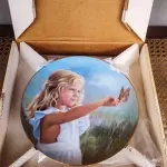 01 PRATO DE COLECIONADOR DA HAMILTON COLLECTION, INTITULADO "BUTTERFLY BEAUTY", UM VERÃO COUNTRY, COM CERTIFICADO DE AUTENTICIDADE É UMA BELA ADIÇÃO A QUALQUER COLEÇÃO. APRESENTA UM DESLUMBRANTE DESIGN DE BORBOLETA MULTICOLORIDA, PERFEITO PARA TODAS AS OCASIÕES E ADICIONANDO UM TOQUE DE EXCENTRICIDADE A QUALQUER AMBIENTE. FABRICADO NOS ESTADOS UNIDOS, COM 10 DIAS DE VENDAS LIMITADOS PRATO NUMERADO COM CERTIFICADO ESTA PEÇA VINTAGE FAZ PARTE DA LINHA COUNTRY SUMMER. COM 23,5 CM DE DIÂMETRO. OBS PEQUE COM PEQUENO BICADO COMO MOSTRA NAS FOTOS. ITEM COMPRADO EM GARAGENS DE ANTIGUIDADES NOS EUA. SUPORTE PARA PRATO NÃO INCLUÍDO NESTA VENDA. (NO ESTADO) ATENÇÃO! FAZER A VISITAÇÃO ANTES DE ARREMATAR, NÃO SABEMOS SE FUNCIONA, LEILÃO NÃO TEM GARANTIA E NEM DEVOLUÇÃO, SUJEITO A POSSÍVEIS AVARIAS VISÍVEIS/OCULTAS E/OU AUSÊNCIA DE COMPONENTES.