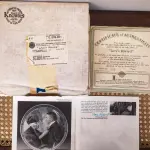 01 PRATO DE NORMAN ROCKWELL "LOVES REWARD"EM PORTUGUES "AMA A RECOMPENSA" EDWIN KNOWLES 1987 21,5 CM DE DIÂMETRO.POR NORMAN ROCKWELL. ESSA SERIE FOI DE OITO PRATOS DA SÉRIE "O SONHO AMERICANO DE ROCKWELL" O ARTISTA MAIS QUERIDO DA AMÉRICA APRESENTA UMA SÉRIE, "ROCKWELL'S AMERICAN DREAM". ESTA É A OITAVA EDIÇÃO DA SÉRIE, "LOVE'S REWARD". PRATO VEM COM CERTIFICADO DE AUTENTICIDADE E FOLHETO COM COMENTÁRIO CRÍTICO EXPLICANDO A ILUSTRAÇÃO DE DAVID E. WILLIAMS.ESTA É A PLACA NÚMERO 3272C DA EDIÇÃO LIMITADA. EDWIN M, PORCELANA FINA KNOWLES, BRADEX NÚMERO 84-R70-7.8.ESTA PLACA DE COLECIONADOR RECONFORTANTE VEM EM SUA CAIXA ORIGINAL COM CERTIFICADO E SELO ORIGINAL DE AUTENTICIDADE E DOCUMENTAÇÃO.ITEM COMPRADO EM GARAGENS DE ANTIGUIDADES NOS EUA. (NO ESTADO) ATENÇÃO! FAZER A VISITAÇÃO ANTES DE ARREMATAR, NÃO SABEMOS SE FUNCIONA, LEILÃO NÃO TEM GARANTIA E NEM DEVOLUÇÃO, SUJEITO A POSSÍVEIS AVARIAS VISÍVEIS/OCULTAS E/OU AUSÊNCIA DE COMPONENTES.