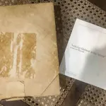 01 RARO PRATO PARA AMANTES E COLECIONADORES DE NORMAN ROCKWELL! ESTE É UM PRATO COLECIONÁVEL DE PORCELANA VINTAGE DE EDIÇÃO LIMITADA. "MAKING BELIEVE AT THE MIRROR" É A QUARTA PLACA DA COLEÇÃO DE EDIÇÃO LIMITADA INTITULADA ROCKWELL'S REDISCOVERED WOMEN, UMA SÉRIE QUE OFERECE UMA RETROSPECTIVA ÚNICA DAS OBRAS DE NORMAN ROCKWELL. ESTA OBRA É OFICIALMENTE CERTIFICADA PELA ROCKWELL SOCIETY OF AMERICA. FOI ENCONTRADA EM UM ARMÁRIO DURANTE A VENDA DE UMA PROPRIEDADE, APÓS MUITOS ANOS GUARDADA.  CAIXA ORIGINAL E CERTIFICADO DE AUTENTICIDADE DA PEÇA  O PRATO MEDE 21,5 CM DE DIÂMETRO.  SUPORTE PARA PRATO NÃO INCLUÍDO NESTA VENDA. (NO ESTADO) ATENÇÃO! FAZER A VISITAÇÃO ANTES DE ARREMATAR, NÃO SABEMOS SE FUNCIONA, LEILÃO NÃO TEM GARANTIA E NEM DEVOLUÇÃO, SUJEITO A POSSÍVEIS AVARIAS VISÍVEIS/OCULTAS E/OU AUSÊNCIA DE COMPONENTES.