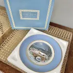 01 LINDO PRATO DE NATAL DA SÉRIE AVON CHRISTMAS PLATE  PRATO DE COLECIONADOR FEITO NA INGLATERRA POR ENOCH WEDGWOOD (TUNSTALL) EM 1979.COM 21,5 CM DE DIÂMETRO A IMPRESSÃO NESTE PRATO É DE "DASHING THROUGH THE SNOW" COM DOIS ANÉIS DE OURO 22K E O NATAL DE 1979 TAMBÉM EM OURO 22K. ITEM COMPRADO EM GARAGENS DE ANTIGUIDADES NOS EUA.SUPORTE PARA PRATO NÃO INCLUÍDO NESTA VENDA. (NO ESTADO) ATENÇÃO! FAZER A VISITAÇÃO ANTES DE ARREMATAR, NÃO SABEMOS SE FUNCIONA, LEILÃO NÃO TEM GARANTIA E NEM DEVOLUÇÃO, SUJEITO A POSSÍVEIS AVARIAS VISÍVEIS/OCULTAS E/OU AUSÊNCIA DE COMPONENTES.