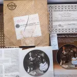 01 PRATO VINTAGE NORMAN ROCKWELL DE 1984. INTITULA-SE "THE STORYTELLER" (O CONTADOR DE HISTÓRIAS). É FEITO EM PORCELANA FINA KNOWLES. É O OITAVO DA COLEÇÃO ROCKWELL HERITAGE. FABRICADO EM EDIÇÃO LIMITADA, PERMANENTEMENTE FECHADO EM 1984 PELA KNOWLES E CERTIFICADO COMO UM "VERDADEIRO CLÁSSICO ROCKWELL" PELA ROCKWELL SOCIETY OF AMERICA. É MARCADO COM O NÚMERO BRADEX 84-R70-3.8. É MARCADO COM O NÚMERO DE PLACA X12530. COM CERTIFICADO DE AUTENTICIDADE E OS FOLHETOS ORIGINAL DA ÉPOCA E NOTA DE COMPRA DATA EM 04/09/1984 SUPORTE DO PRATO NÃO ESTÁ INCLUÍDO. ITEM COMPRADO EM GARAGENS DE ANTIGUIDADES NOS EUA. (NO ESTADO) ATENÇÃO! FAZER A VISITAÇÃO ANTES DE ARREMATAR, NÃO SABEMOS SE FUNCIONA, LEILÃO NÃO TEM GARANTIA E NEM DEVOLUÇÃO, SUJEITO A POSSÍVEIS AVARIAS VISÍVEIS/OCULTAS E/OU AUSÊNCIA DE COMPONENTES.