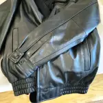 01 JAQUETA DE COURO MASCULINA DA VINTAGE LEATHER TAMANHO M COMPRADO EM LOJA NOS EUA.NO BRASIL EM EXCELENTE ESTADO. (NO ESTADO) ATENÇÃO! FAZER A VISITAÇÃO ANTES DE ARREMATAR, NÃO SABEMOS SE FUNCIONA, LEILÃO NÃO TEM GARANTIA E NEM DEVOLUÇÃO, SUJEITO A POSSÍVEIS AVARIAS VISÍVEIS/OCULTAS E/OU AUSÊNCIA DE COMPONENTES.