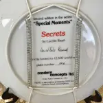 01 RARO PRATO  DECORATIVO "SECRETS" DA ARTISTA  LUCELLE RAAD, COM 22 CM DE DIAMETRO NASCIDA GRÃ-BRETANHA EDIÇÃO LIMITADA APENAS 12,500 OBRAS LANÇADAS , PRODUZIDA PELA MODERN CONCEPTS LTD.EM 1983 PEÇA RARA COMPRADA EM GAREGEM DE ANTIGOS NOS EUA.SUPORTE PARA PRATO NÃO INCLUÍDO NESTA VENDA.    VEJA NAS FOTOS PREÇOS DELE EM OUTROS PAISES PRATOS MUITOS RAROS. (NO ESTADO) ATENÇÃO! FAZER A VISITAÇÃO ANTES DE ARREMATAR, NÃO SABEMOS SE FUNCIONA, LEILÃO NÃO TEM GARANTIA E NEM DEVOLUÇÃO, SUJEITO A POSSÍVEIS AVARIAS VISÍVEIS/OCULTAS E/OU AUSÊNCIA DE COMPONENTES.