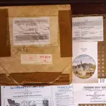 01 RARO PRATO PORCELANA DA COLEÇAO CELEIROS AMERICANOS EM EXTINÇÃO FRANCISCANA DA HISTORIC PROVIDENCE MINT WORLD PREMIER FIRST EDITION, DE 1983, DA SÉRIE THE VANISHING AMERICAN BARN, DA HARRIS HIEN, A SEGUNDA EDIÇÃO DA SÉRIE, INTITULADA "THE LOG BARN", VICTORIAN BARN". O PRATO APRESENTA UMA REPRESENTAÇÃO ÚNICA, DETALHADA E COLORIDA DE UM TIPO DE CELEIRO AMERICANO, SITUADO EM UM CENÁRIO DE FAZENDA DE DIFERENTES REGIÕES DO PAÍS, COM DETALHES DOURADOS NA BORDA. ESTAMPADAS NA PARTE INFERIOR COM O NOME DA SÉRIE, TÍTULO, ASSINATURA IMPRESSA DO ARTISTA E A MARCA THE HISTORIC PROVIDENCE MINT, E MEDEM APROXIMADAMENTE 21,8 CM DE DIÂMETRO. EM EXCELENTE ESTADO, POSSUI A CAIXA ORIGINAL E OS DOCUMENTOS.O SUPORTE DO PRATO NÃO ESTÁ INCLUÍDO. (NO ESTADO) ATENÇÃO! FAZER A VISITAÇÃO ANTES DE ARREMATAR, NÃO SABEMOS SE FUNCIONA, LEILÃO NÃO TEM GARANTIA E NEM DEVOLUÇÃO, SUJEITO A POSSÍVEIS AVARIAS VISÍVEIS/OCULTAS E/OU AUSÊNCIA DE COMPONENTES.