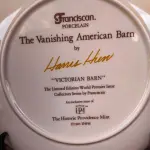 01 RARO PRATO PORCELANA DA COLEÇAO CELEIROS AMERICANOS EM EXTINÇÃO FRANCISCANA DA HISTORIC PROVIDENCE MINT WORLD PREMIER FIRST EDITION, DE 1983, DA SÉRIE THE VANISHING AMERICAN BARN, DA HARRIS HIEN, A SEGUNDA EDIÇÃO DA SÉRIE, INTITULADA "THE LOG BARN", VICTORIAN BARN". O PRATO APRESENTA UMA REPRESENTAÇÃO ÚNICA, DETALHADA E COLORIDA DE UM TIPO DE CELEIRO AMERICANO, SITUADO EM UM CENÁRIO DE FAZENDA DE DIFERENTES REGIÕES DO PAÍS, COM DETALHES DOURADOS NA BORDA. ESTAMPADAS NA PARTE INFERIOR COM O NOME DA SÉRIE, TÍTULO, ASSINATURA IMPRESSA DO ARTISTA E A MARCA THE HISTORIC PROVIDENCE MINT, E MEDEM APROXIMADAMENTE 21,8 CM DE DIÂMETRO. EM EXCELENTE ESTADO, POSSUI A CAIXA ORIGINAL E OS DOCUMENTOS.O SUPORTE DO PRATO NÃO ESTÁ INCLUÍDO. (NO ESTADO) ATENÇÃO! FAZER A VISITAÇÃO ANTES DE ARREMATAR, NÃO SABEMOS SE FUNCIONA, LEILÃO NÃO TEM GARANTIA E NEM DEVOLUÇÃO, SUJEITO A POSSÍVEIS AVARIAS VISÍVEIS/OCULTAS E/OU AUSÊNCIA DE COMPONENTES.